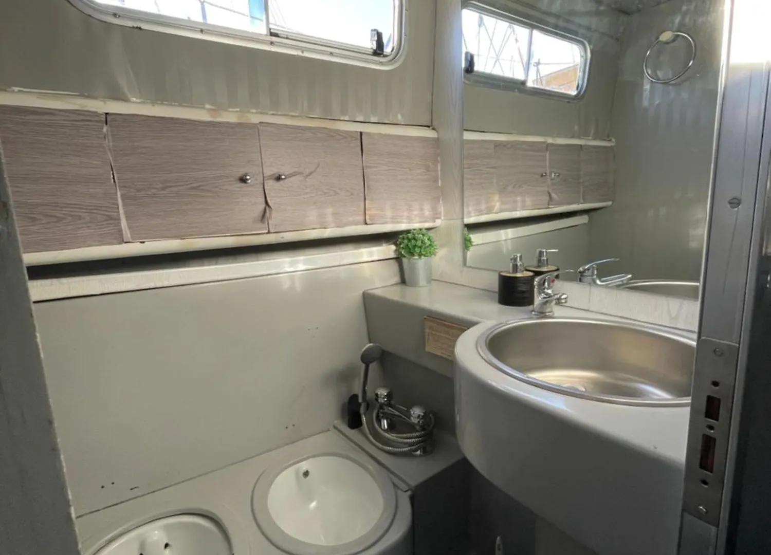 The Floating Home سان أدريان دي بيزوس 0*,  إسبانيا