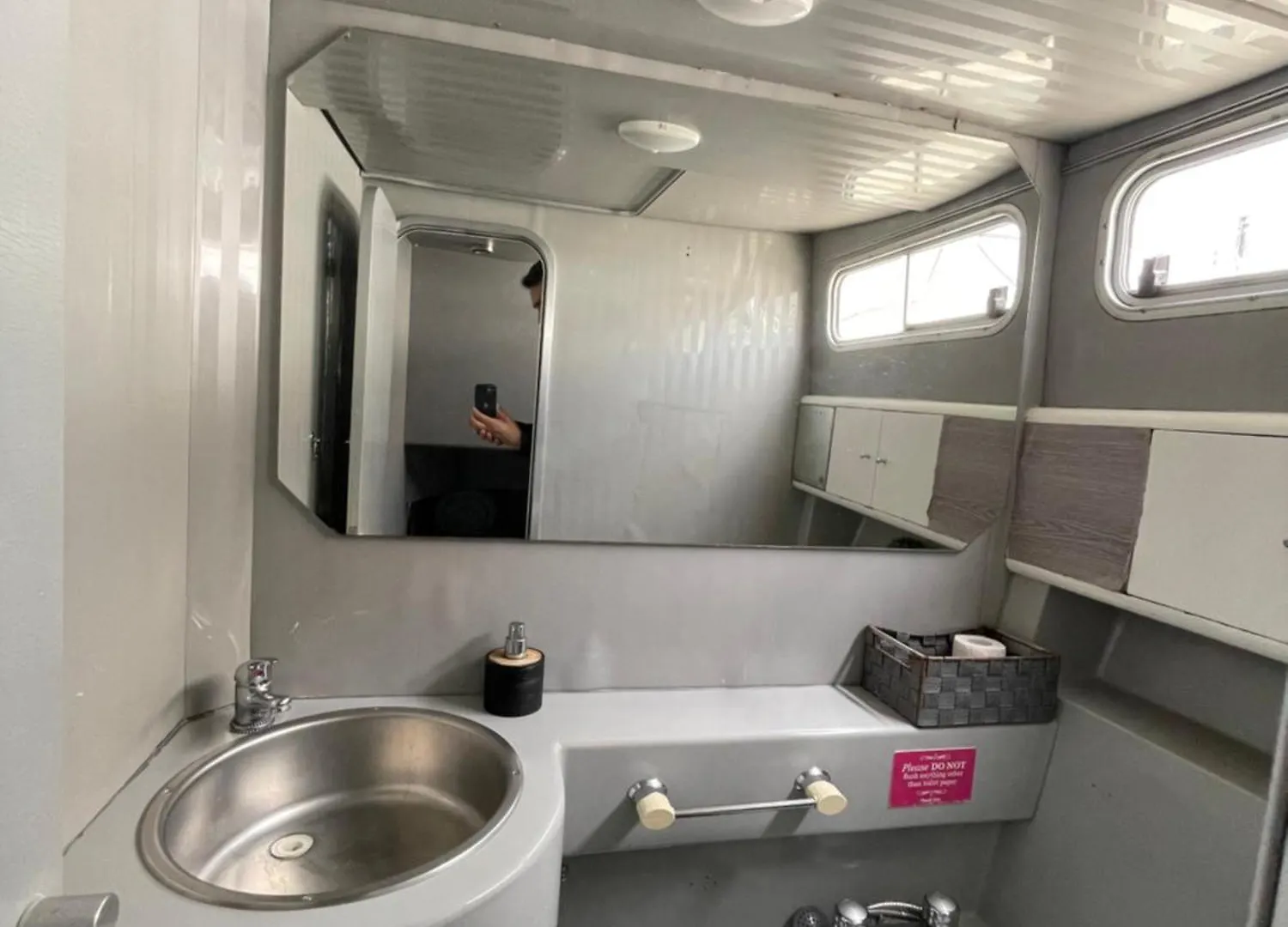 بوتيل The Floating Home سان أدريان دي بيزوس إسبانيا