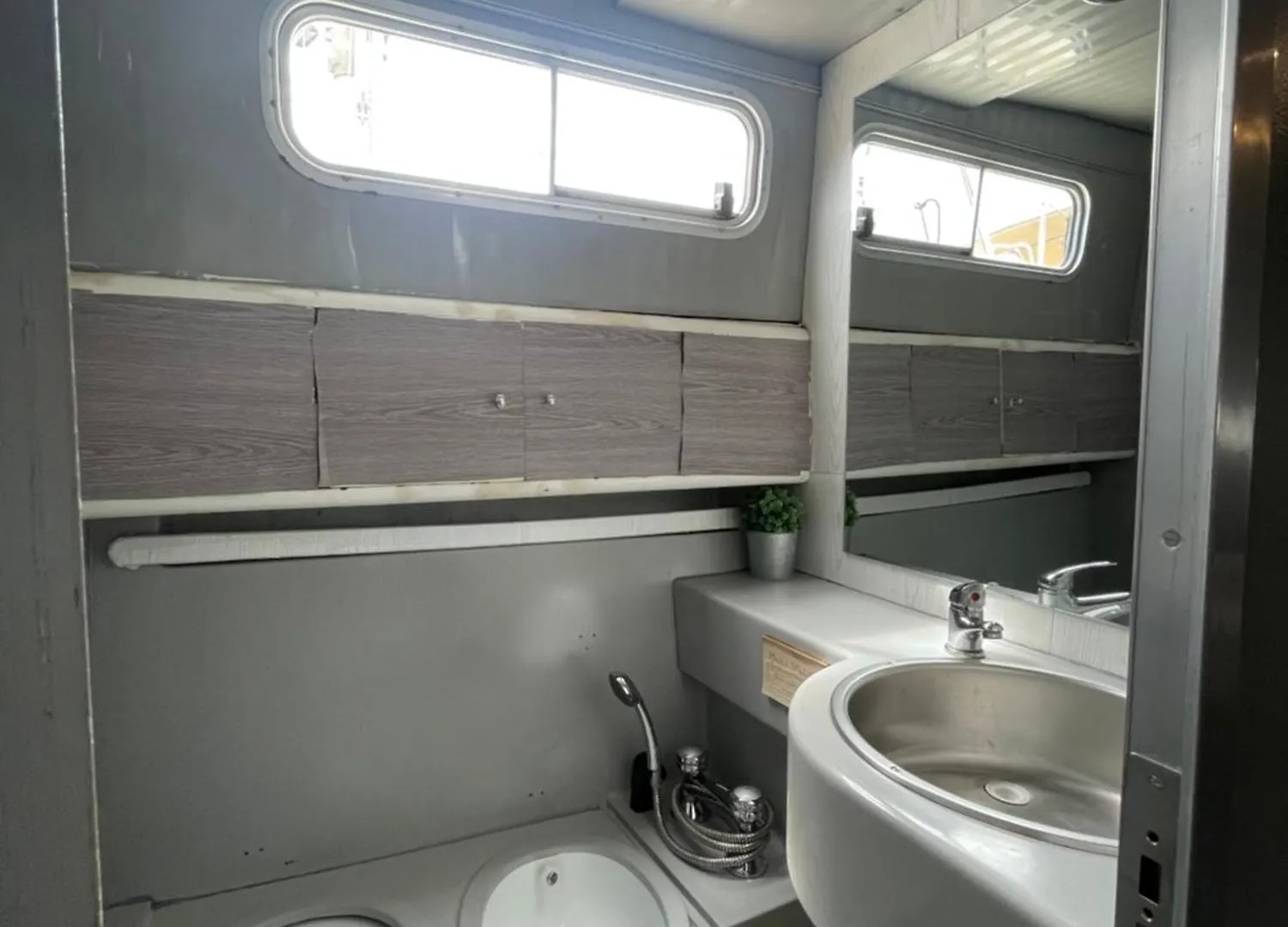 The Floating Home سان أدريان دي بيزوس إسبانيا